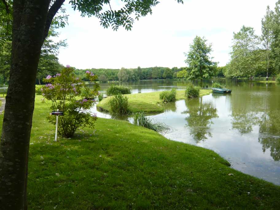 2 entrée de l&#039;étang privé, fermé et clôturé de 5 ha d&#039;eau dans un parc parfaitement entretenu de 8 ha
