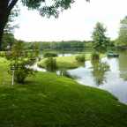 2 entrée de l'étang privé, fermé et clôturé de 5 ha d'eau dans un parc parfaitement entretenu de 8 ha